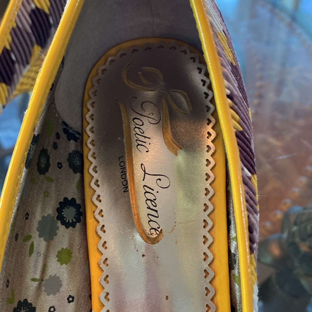 Poetic Licence a very beautiful and unique shoe. Size 6 1/2. - Picture 7 of 8